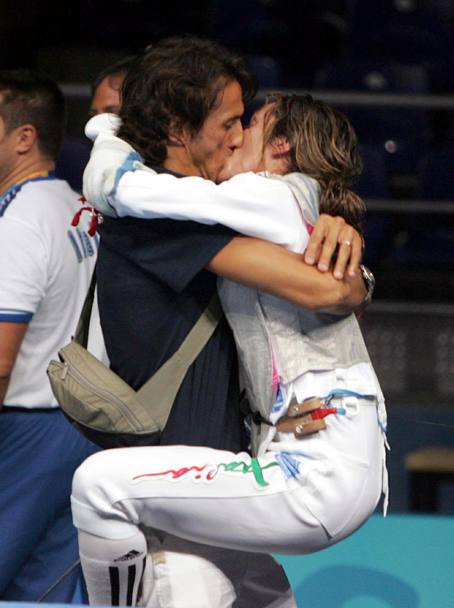 Olimpiade Atene 2004: il bacio al marito, il calciatore Mimmo Giugliano, da cui ha avuto due figli: Pietro (ora 10 anni) e Andrea (2 e mezzo) (Ansa)